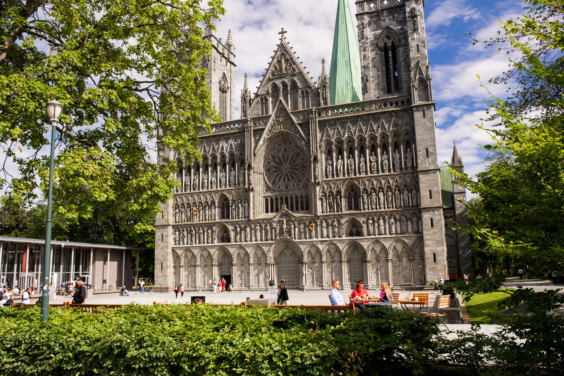 Family-outside-the-Nidaros-Cathedral--Trondheim_CH_VisitNorway_com_3x2